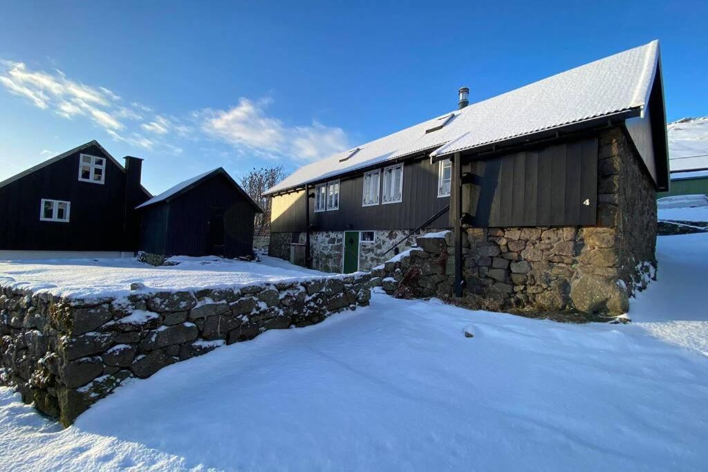 Charming And Authentic Heritage Retreat In Kvivik - Right Next To The River Exterior photo