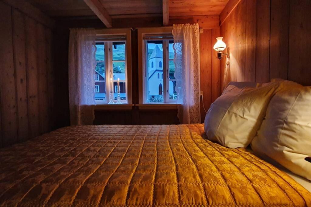 Charming And Authentic Heritage Retreat In Kvivik - Right Next To The River Exterior photo