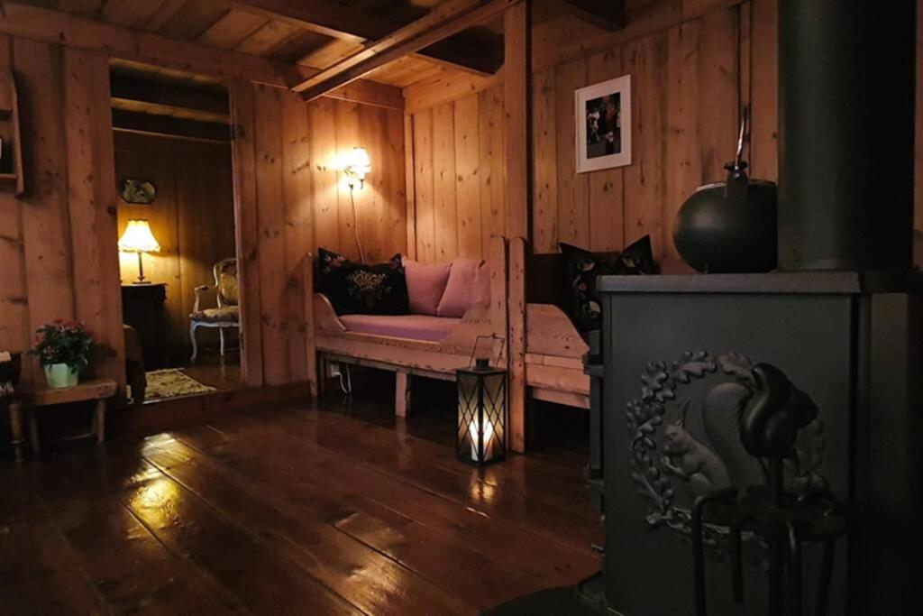 Charming And Authentic Heritage Retreat In Kvivik - Right Next To The River Exterior photo