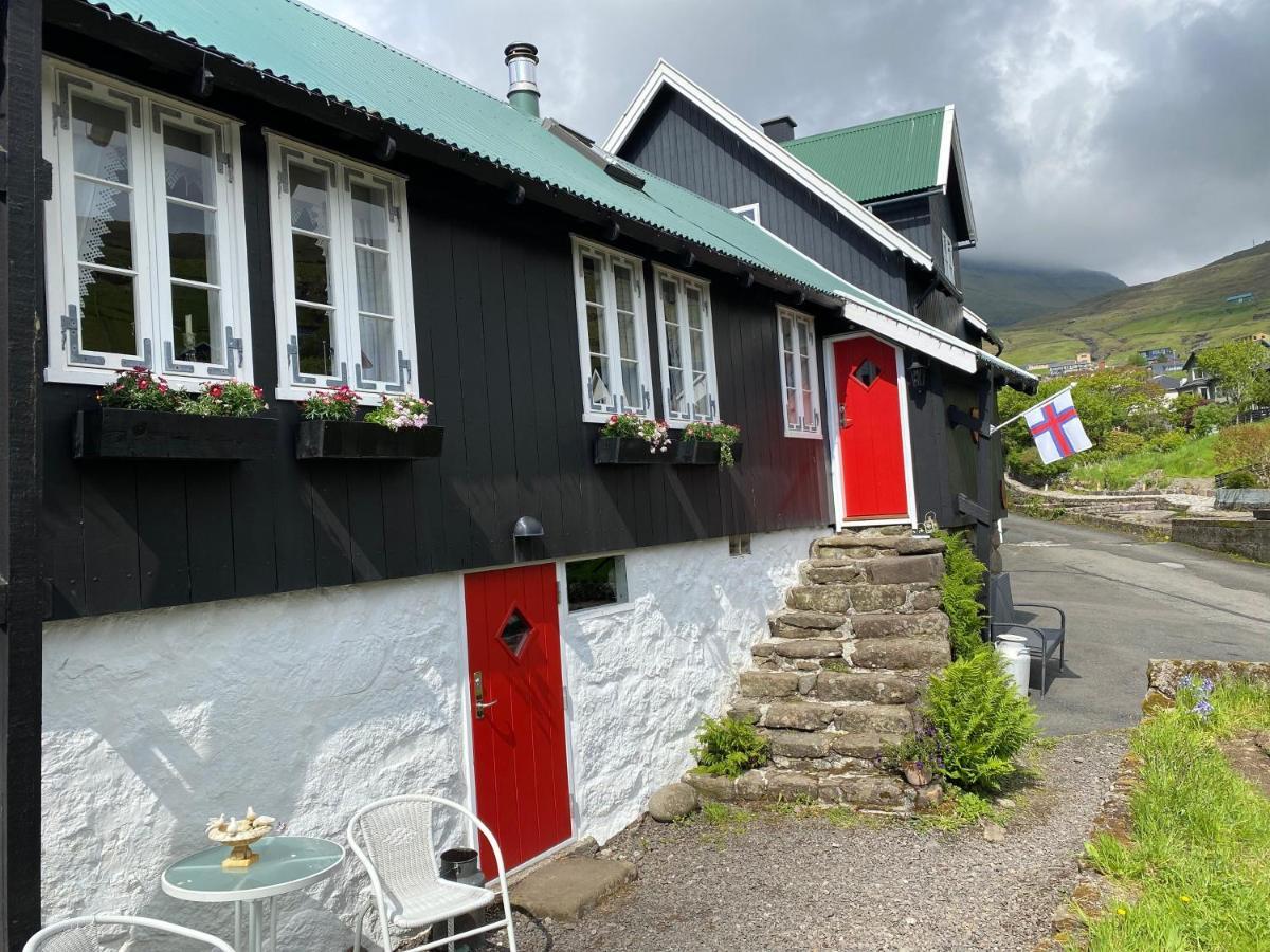 Charming And Authentic Heritage Retreat In Kvivik - Right Next To The River Exterior photo