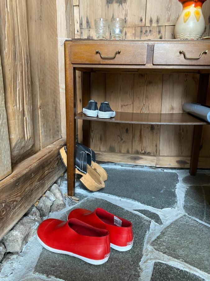 Charming And Authentic Heritage Retreat In Kvivik - Right Next To The River Exterior photo
