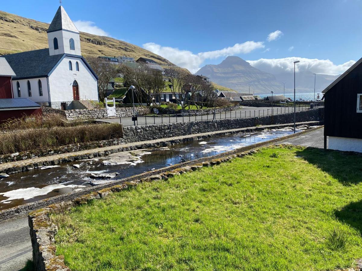 Charming And Authentic Heritage Retreat In Kvivik - Right Next To The River Exterior photo